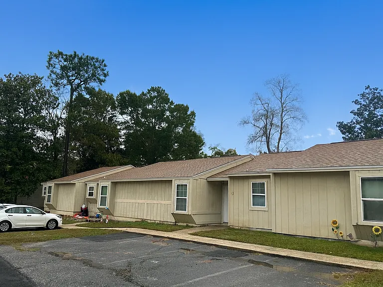 11620 Chemstrand Rd #10 — Photo 2