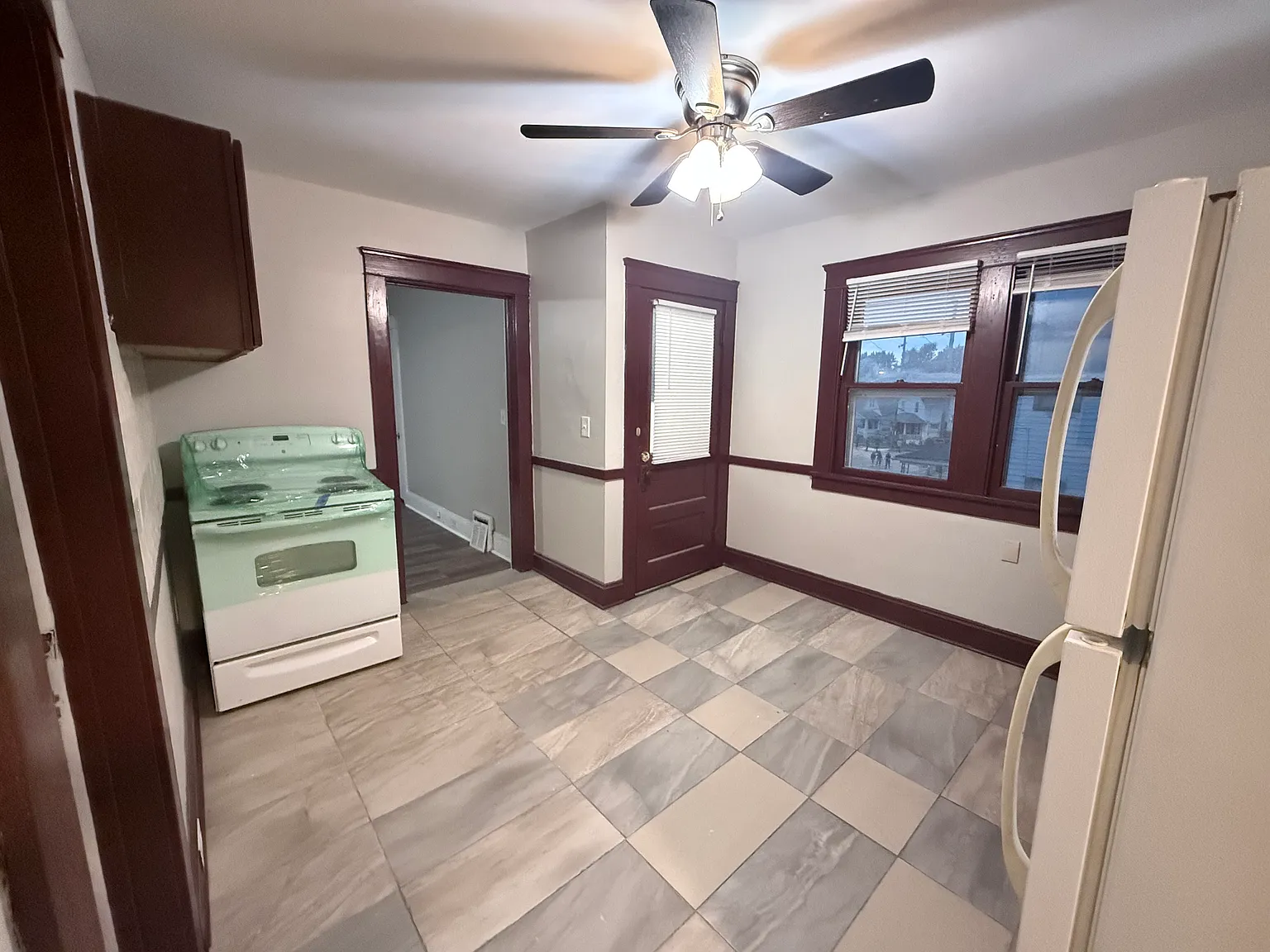 4 bed, 870 sqft, $1,200 — Photo 1