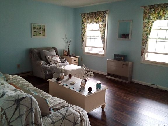 3rd image of 13 Hearthwood Dr
