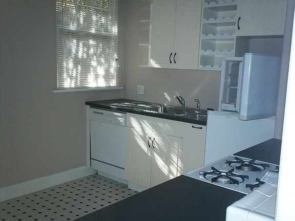 3rd image of 538 N San Vicente Blvd