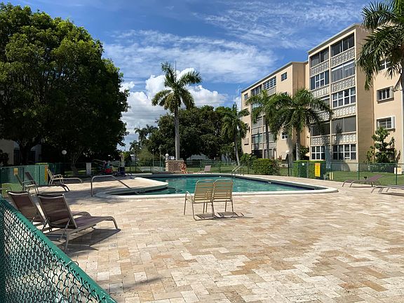 3rd image of 219 NE 14th Avenue #407