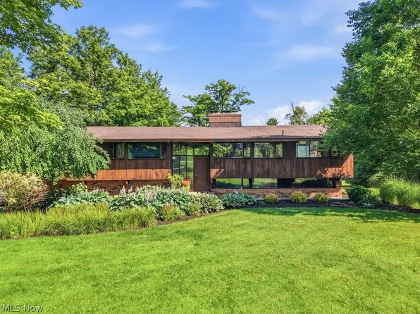 8886 Southbrook Trl, Chagrin Falls, OH 44023