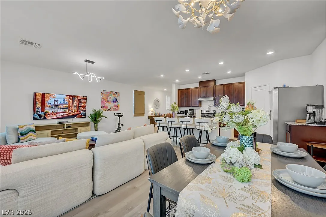 5 bed, 3.0 bath, 2479 sqft, $2,650 — Photo 4