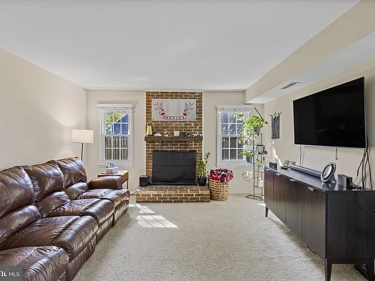 1435 Crofton Pkwy — Photo 16