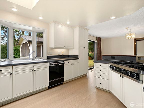 5th image of 4204 Clearwater Drive SE