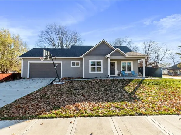 807 S 3rd St, Louisburg, KS 66053