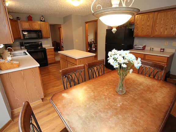 3rd image of 6814 Collingwood Dr