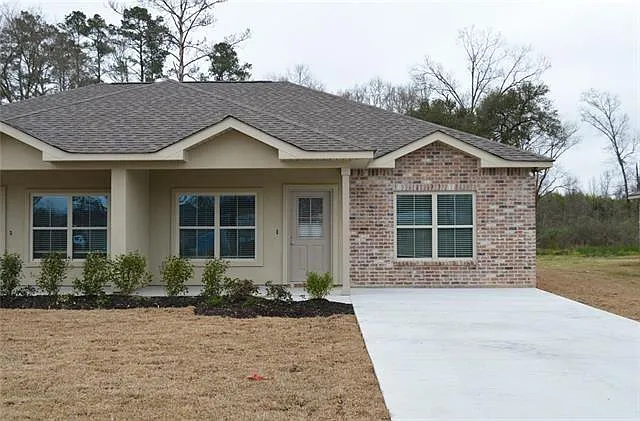 128 Oak Dr — Photo 1