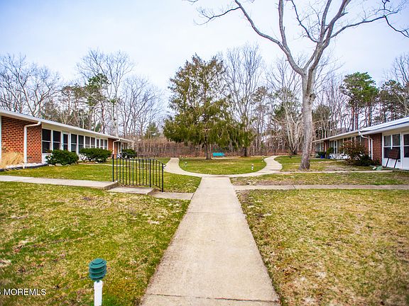 2nd image of 827c Balmoral Court