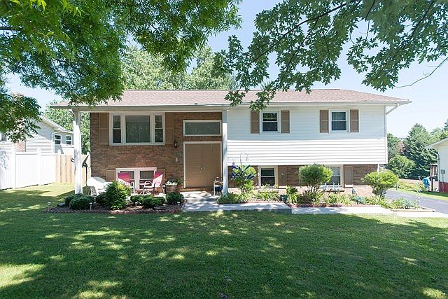 1st image of 124 Canterbury Ln