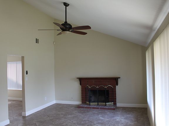 Living room/Fireplace
