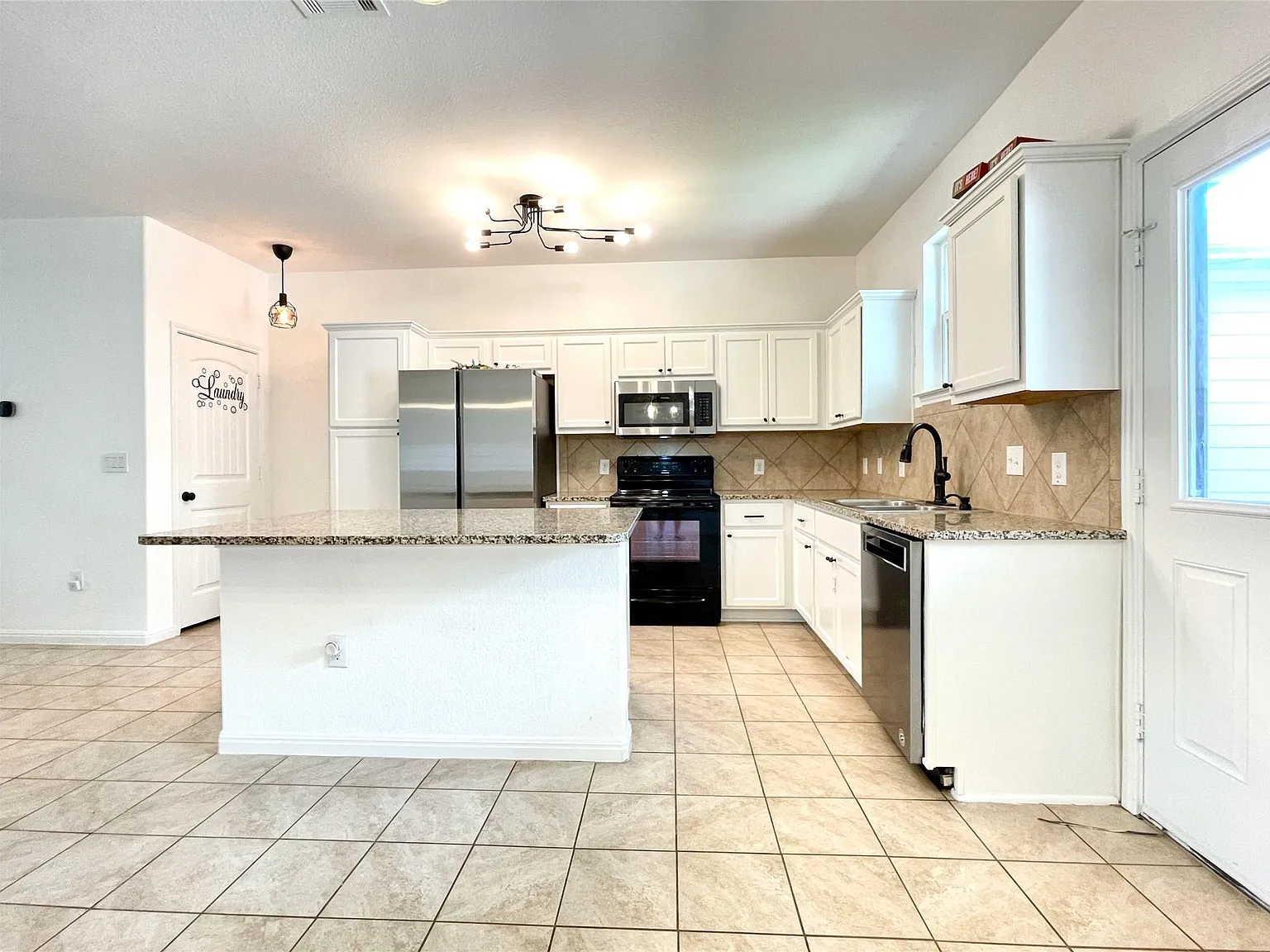 4 bed, 2.5 bath, 1560 sqft, $1,900 — Photo 4