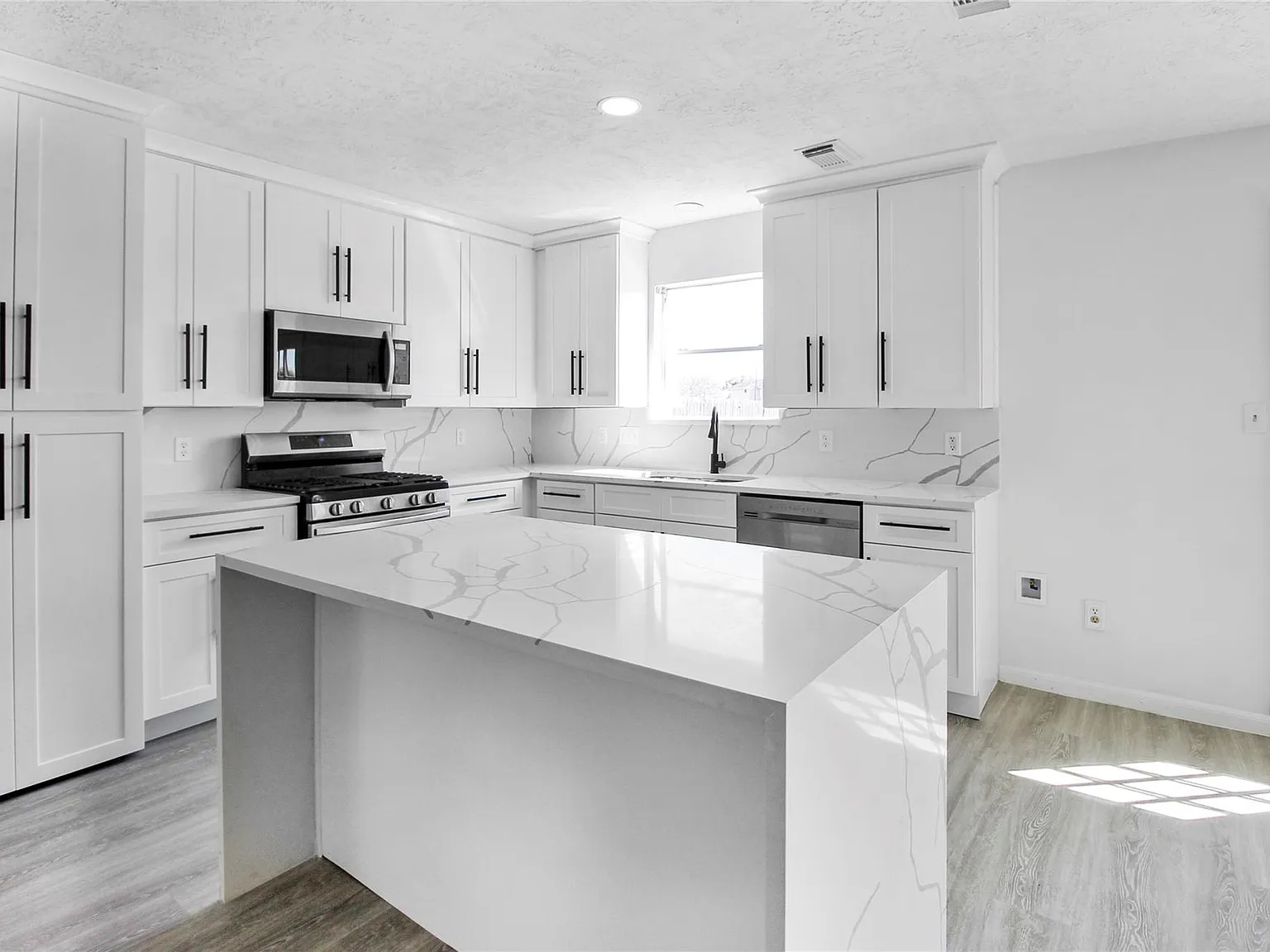 5 bed, 3.0 bath, 2256 sqft, $2,600 — Photo 3