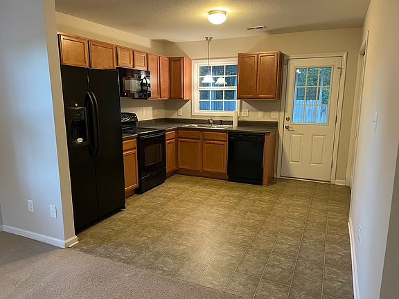 Kitchen (new flooring since this photo)
