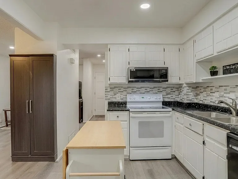 11646 Lincoln St — Photo 20