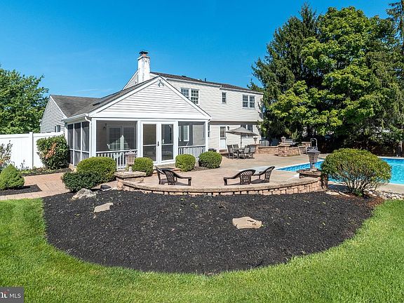 3rd image of 2049 Valley View Way