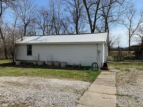 Side view of larger garage 