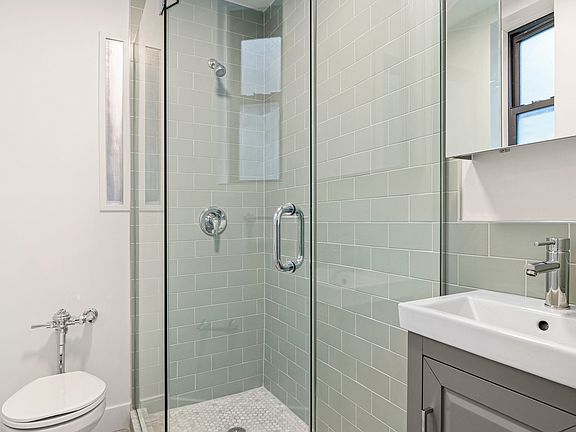 5th image of 30 W 70th St APT 4D