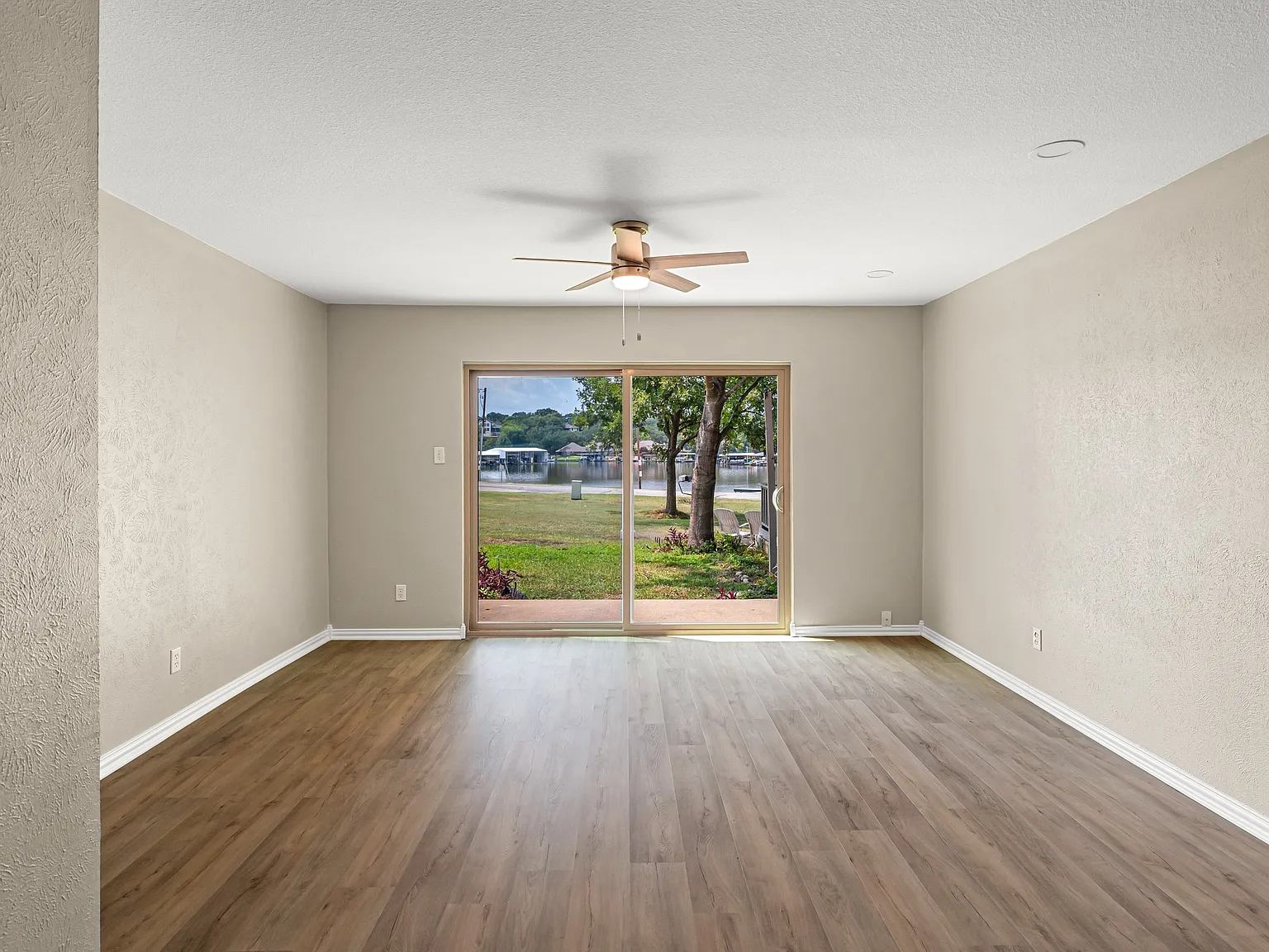 2 bed, 1.5 bath, 1188 sqft, $1,900 — Photo 2