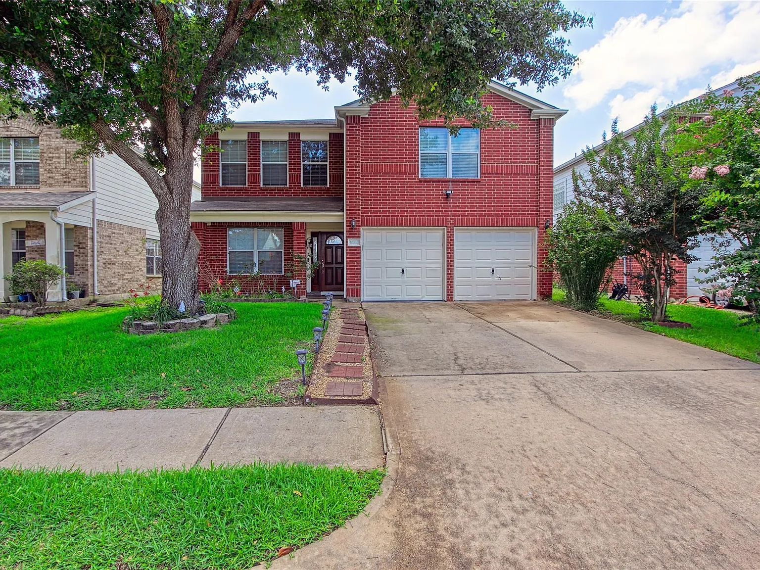 4 bed, 2.5 bath, 2880 sqft, $2,500 — Photo 2
