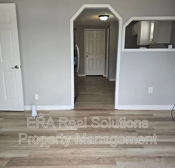 2400 Pomola St — Photo 11