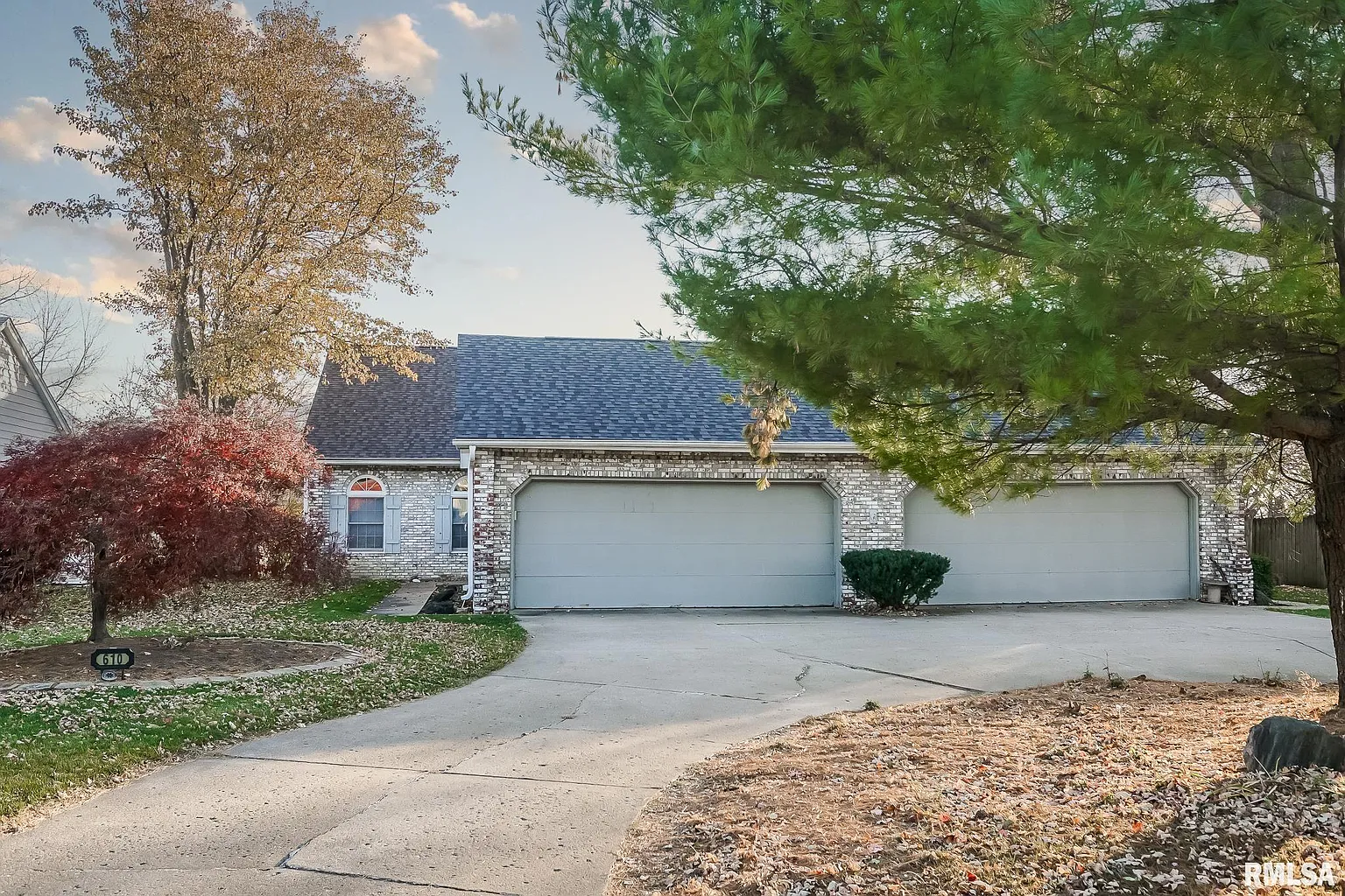 610 W Detweiller Dr photo 1
