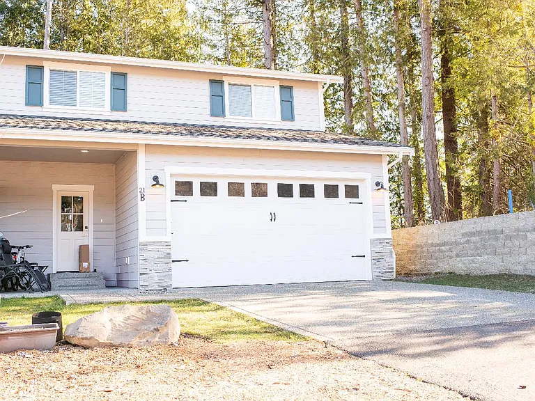 front of the house and covered entry way. Large 2 car garage
