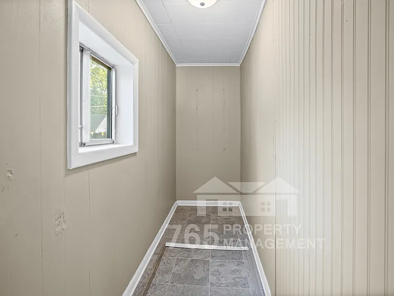 1706 Everett St — Photo 2