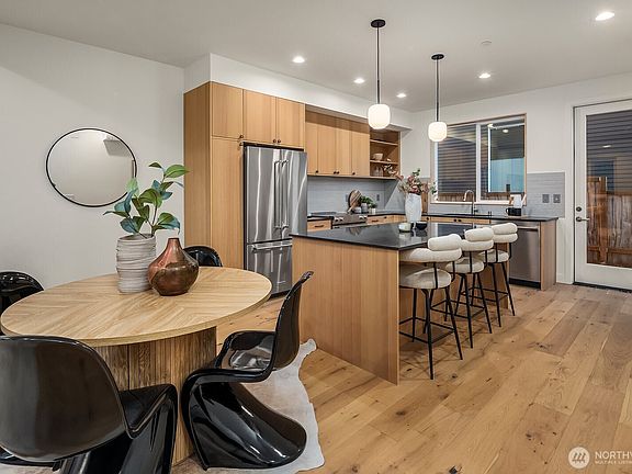 5th image of 1808 E Mercer Street