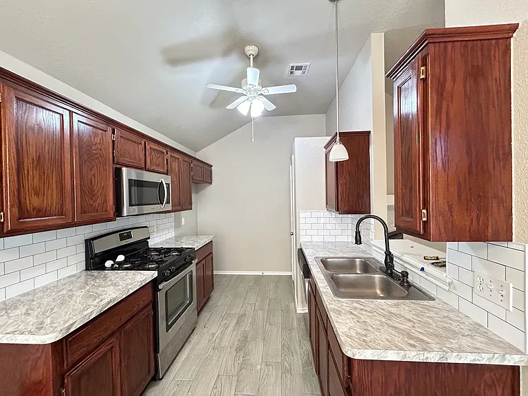 1920 E View Dr — Photo 6