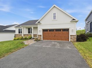 8 Black Wood Cir, Pittsford, NY 14534