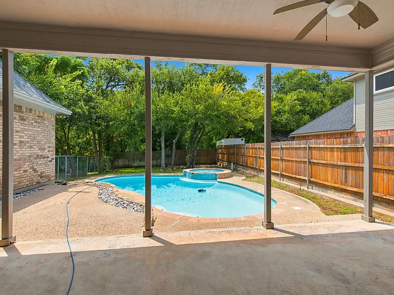 1205 Shannon Ln — Photo 44