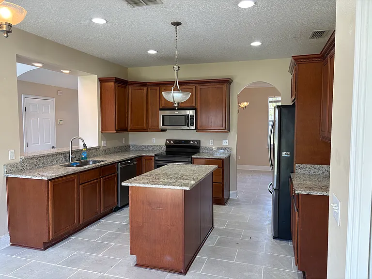 438 Palm Dr — Photo 5