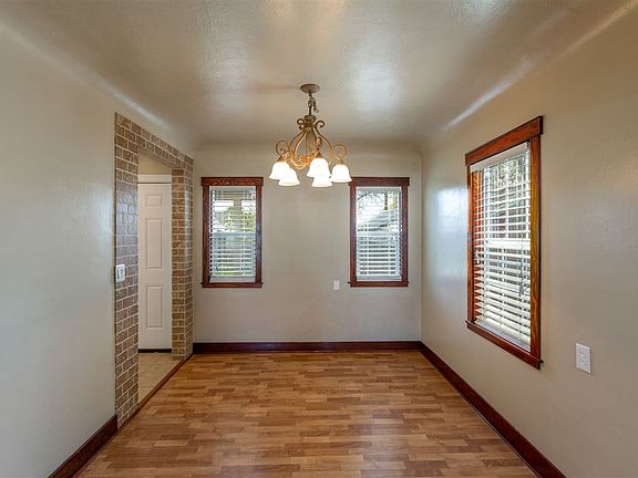 5th image of 414 E Hoffman Ave