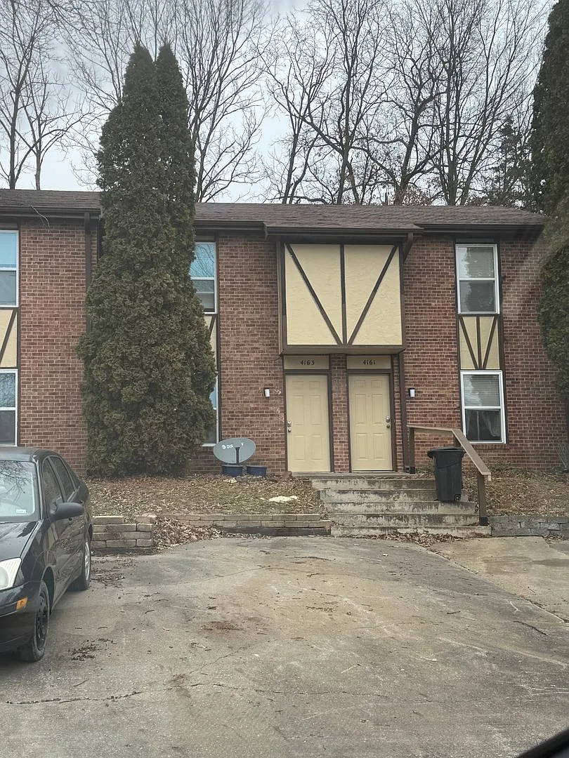 Two Level Condo in SW Columbia — Photo 1