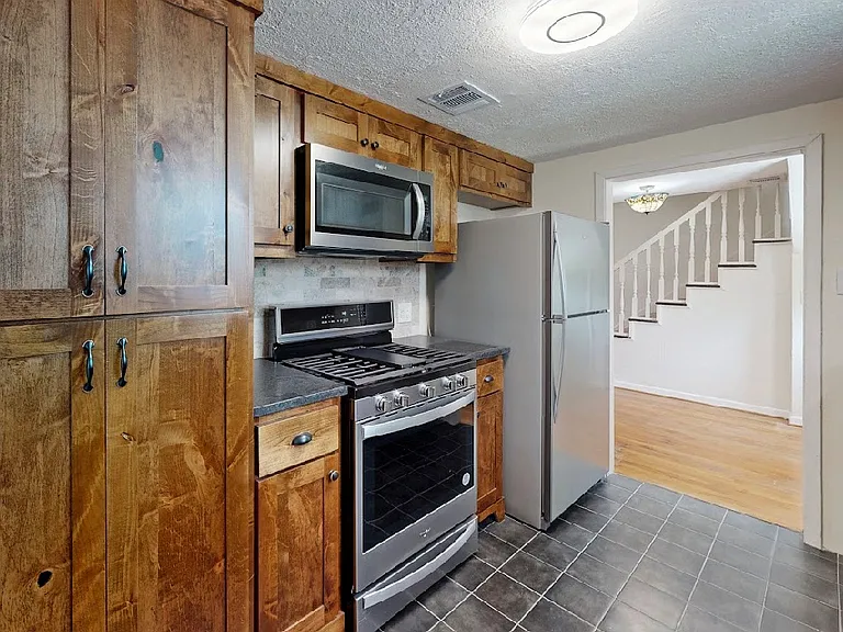 511 Homestead St — Photo 4