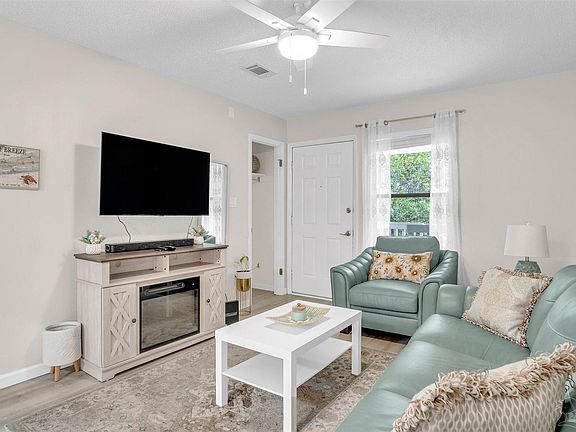 4th image of 3202 Redwood Ln #212