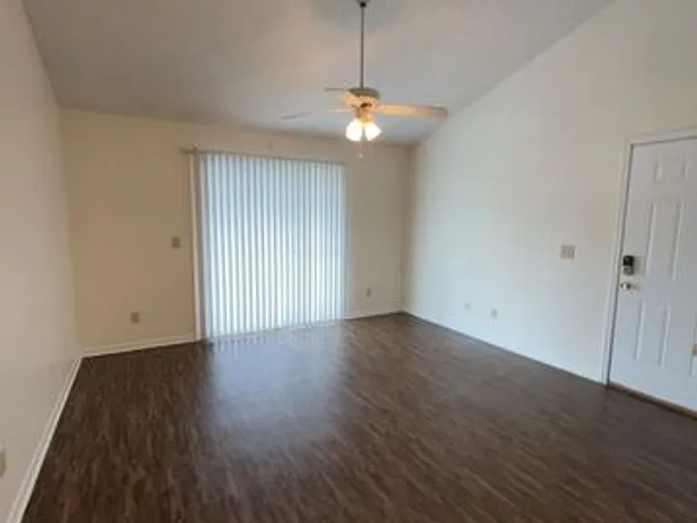 Creekwood Apartments — Photo 15