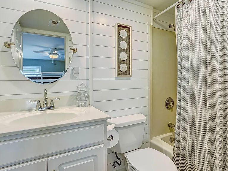 En suite guest bathroom.