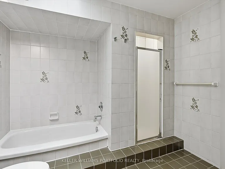 73 Jessica Gdns — Photo 32