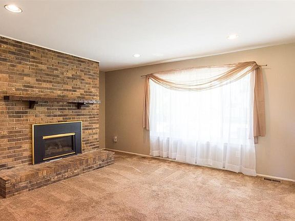 3rd image of 337 Hillcrest Blvd