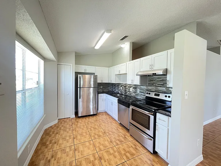 313 San Gabriel St — Photo 4