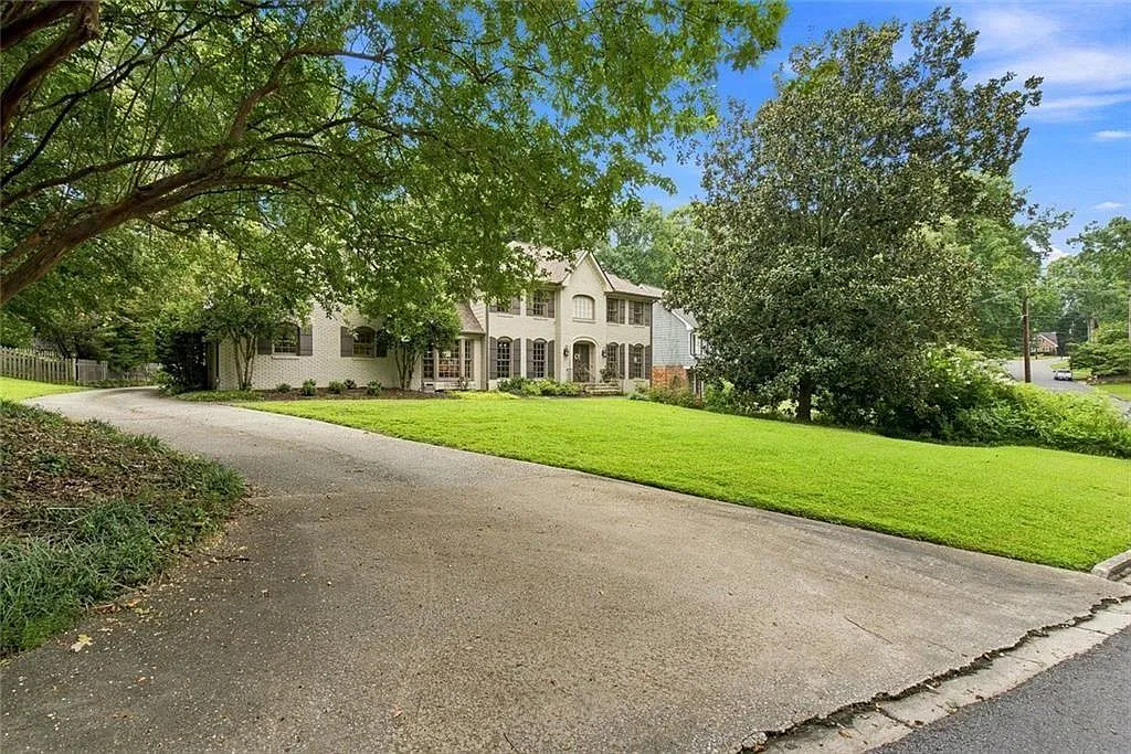 4 bed, 5.0 bath, 4639 sqft, $7,000 — Photo 3