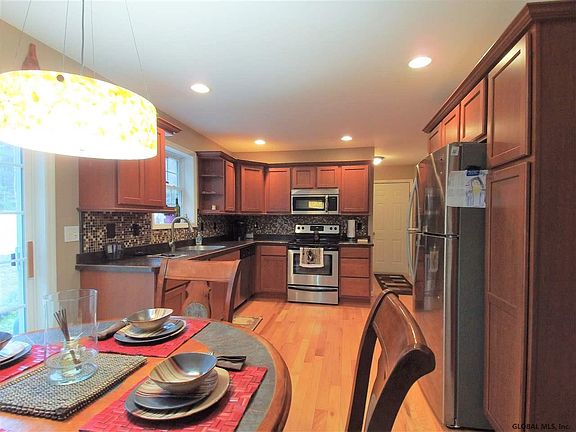 3rd image of 34 Charlton Ln