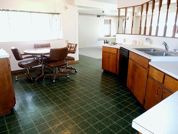 710 Lincolnway, Woodbine, IA