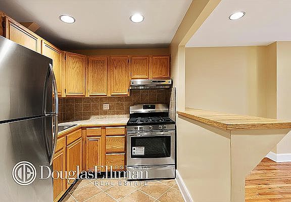 4th image of 569 Carlton Ave Unit 1