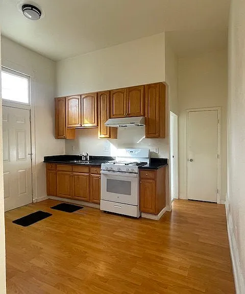1739 10th Ave — Photo 3