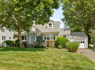 33 Ridgeley St, Darien, CT 06820