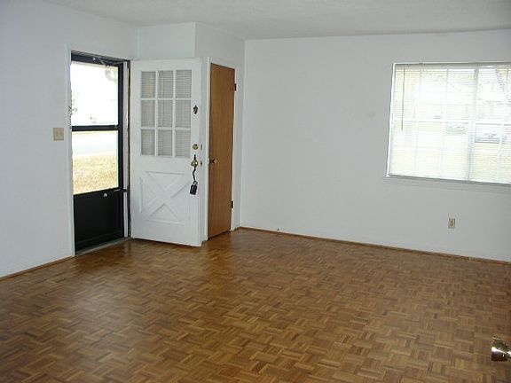 2nd image of 1002 Willow Dr APT 22