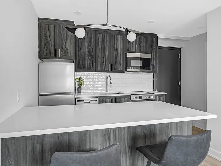 658 Somerset St W — Photo 5